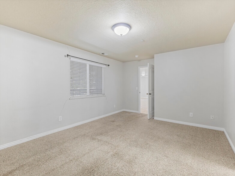 Building Photo - 943 W 580 S