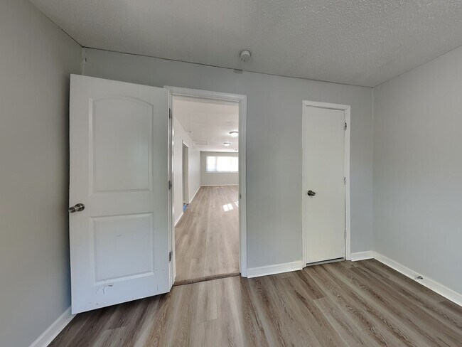 Building Photo - Beautiful 4BR 1BA Home w/  Granite Counters, Stainless Steel Appliances and Big Backyard in Grand...