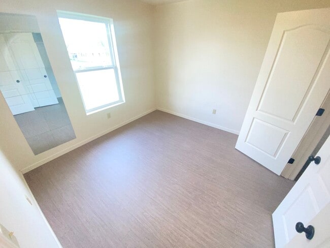 Building Photo - For Lease - 2 Bed, 1 Bath, 950sqft Duplex ...