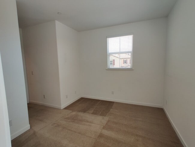 Building Photo - Beautiful 3 bedroom, 2.5 bathroom in Roseville!