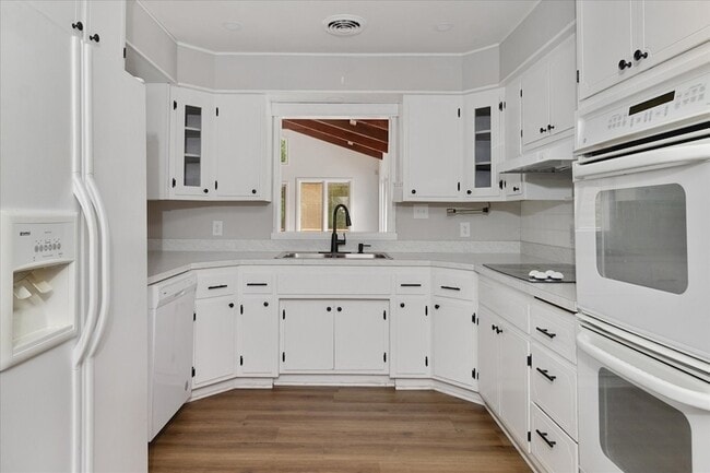 Building Photo - 204 Lake Cir Dr