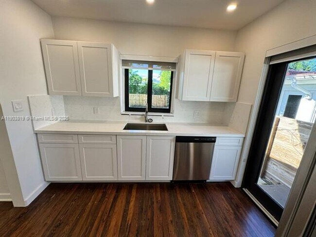 Building Photo - 2210 SW 25th St