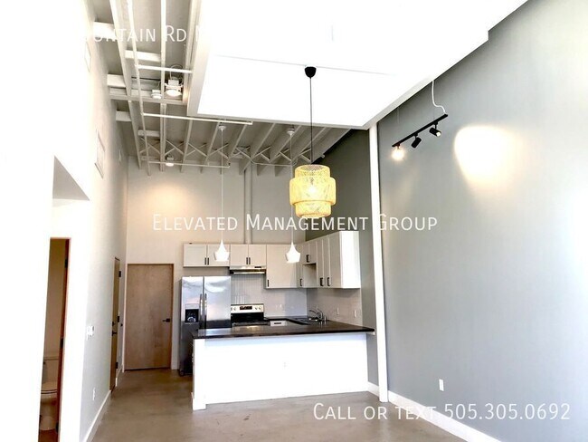 Building Photo - 605 Mountain Rd NW