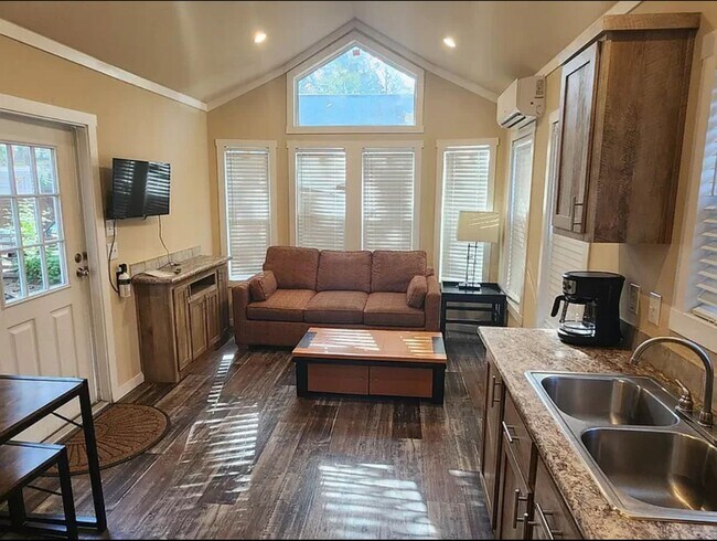 Building Photo - Tiny home available now in Kings Beach!