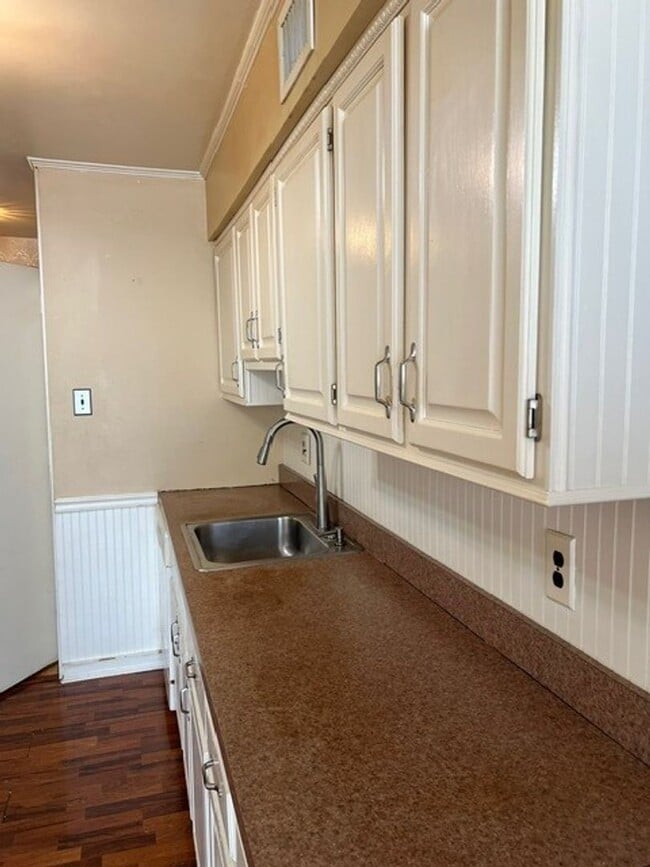 Building Photo - Stunning 6-Bedroom Home with Parking Spot and Large Yard! Available NOW!