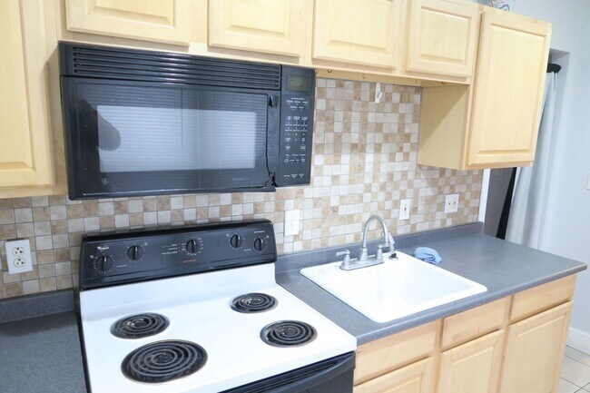 Primary Photo - 472 Pearl St