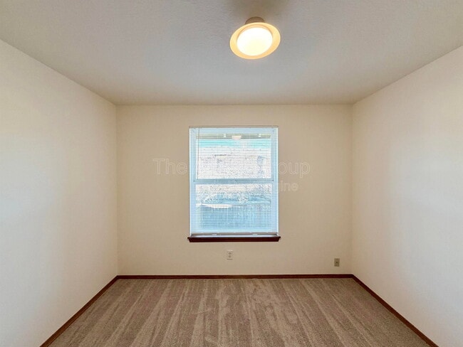 Building Photo - 719 SW Backcourt Pl