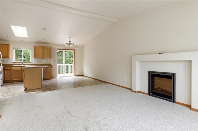 Building Photo - Beautiful Spacious 4 Bedroom 2.75 Bathroom...