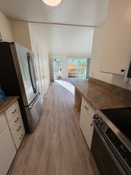 Building Photo - 407 Requeza St