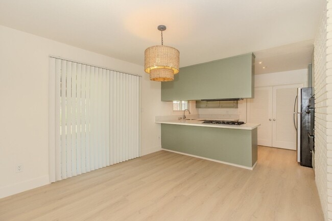 Building Photo - Completely Refreshed Spacious 3 Bed/2 Bath...