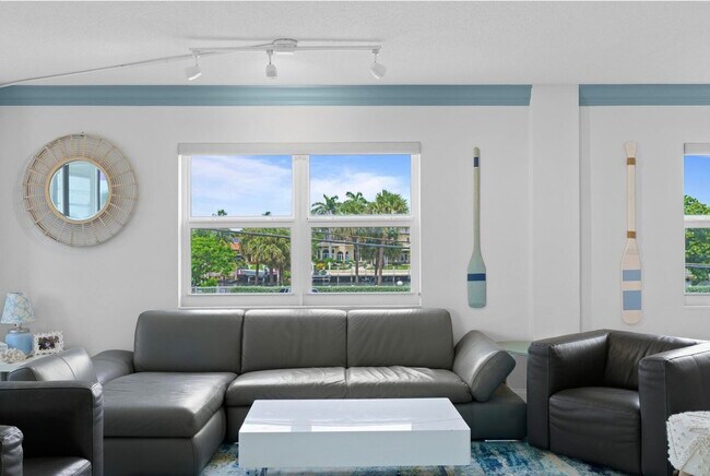 Building Photo - 1057 Hillsboro Mile