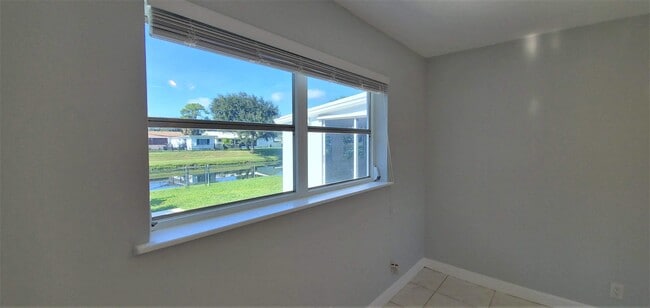 Building Photo - 571 Riverside Dr