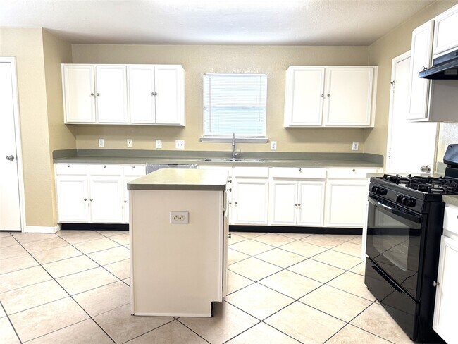 Building Photo - 15711 Western Skies Dr