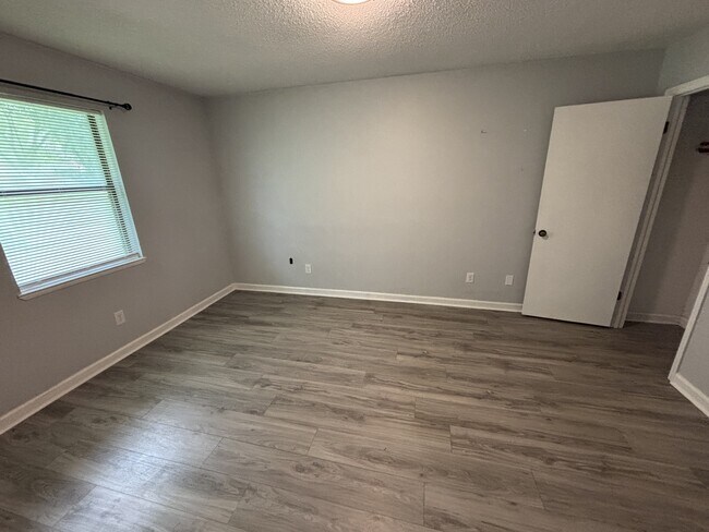 Building Photo - 2403 Rodney Dr