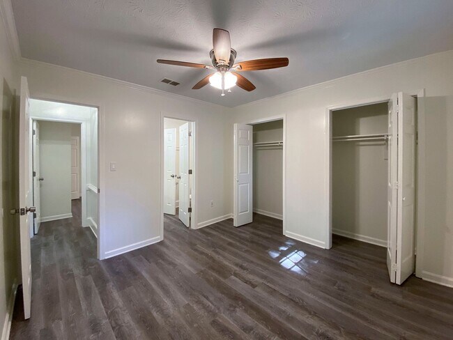 Building Photo - 205 Park Ridge Dr