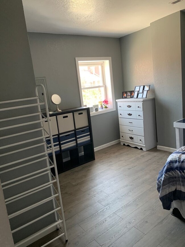 Building Photo - 903 E Carson St