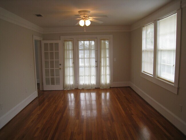 Building Photo - Spacious 3-Bedroom Apartment in the Heart of Broadmoor/Uptown