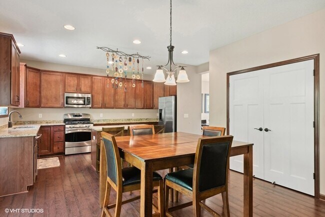Kitchen with granite countertops - 4505 Yellowstone Ln N
