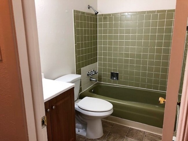 Building Photo - MOVE IN READY!! Charming 2 bedroom 1 bath ...