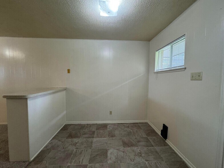 Building Photo - 806 Safady Ave