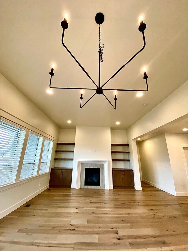 Building Photo - Beautiful Custom 6 Bedroom (2 Primary Bedr...