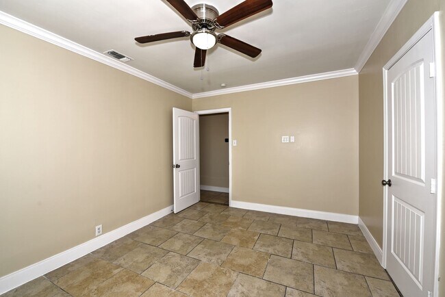 Building Photo - Stylish and Spacious 4-Bedroom Home PLUS C...