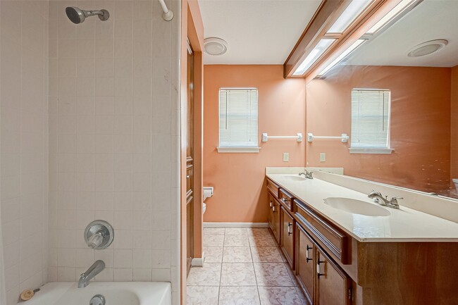 Building Photo - 14818 La Rana Dr