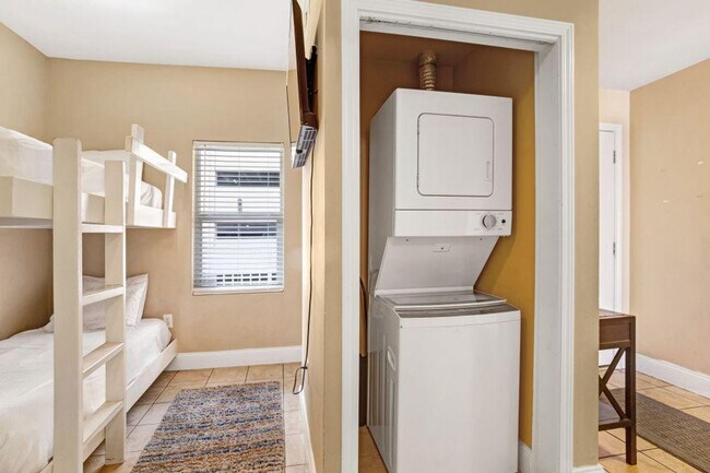 Building Photo - 9860 S Thomas Dr