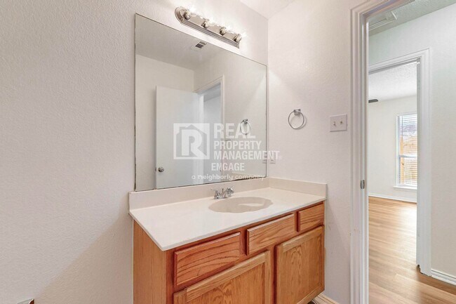 Building Photo - 404 Truman St