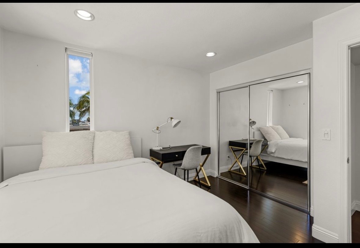 Building Photo - 924 Hornblend St