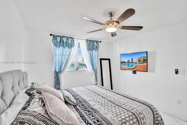 Building Photo - 2999 Point E Dr