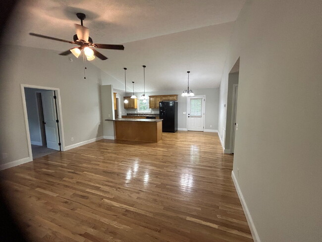 Building Photo - 3-Bedroom Ranch Style Home with 2 Full Bat...