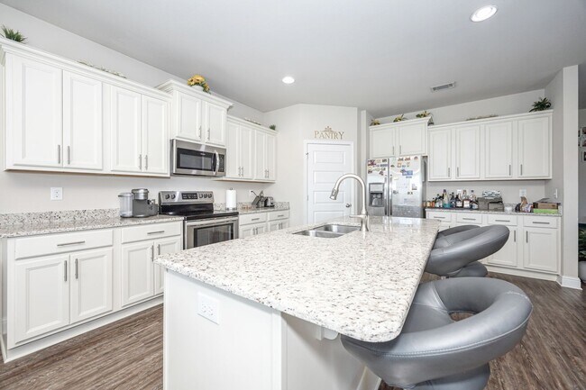 Building Photo - Beautiful 4 Bedroom 3 Bath Home!