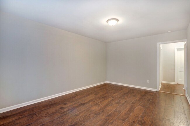 Building Photo - 1724 E 39th St