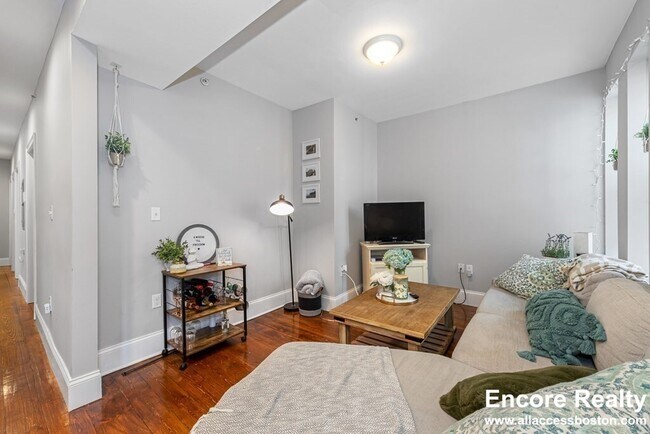 Building Photo - 16 Sewall St