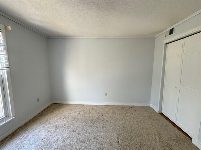 Building Photo - 13 Shadowbrook Ln