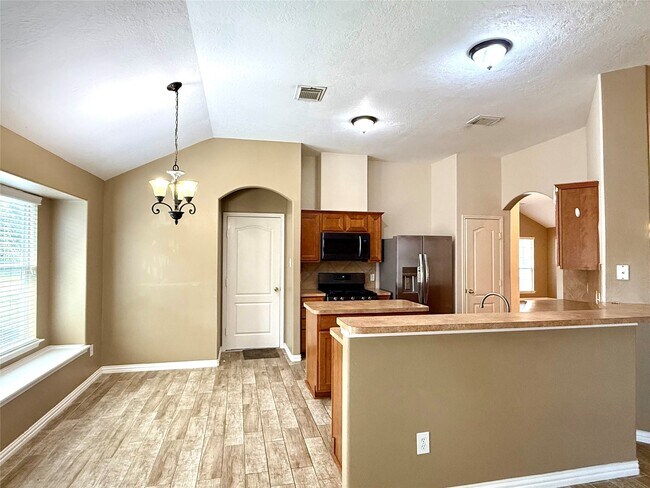 Building Photo - 10022 Driftwood Park Dr