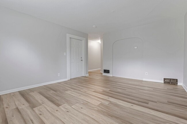Building Photo - 987 Lilley Ave