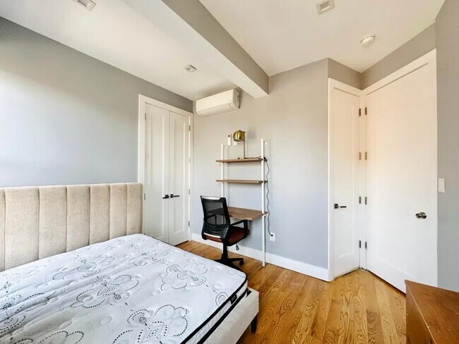 Building Photo - Furnished room/NOT APARTMENT