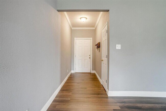 Building Photo - 578 Tanglewood Dr