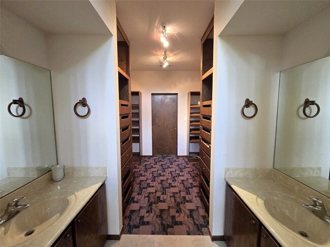 Building Photo - 3231 Hemingway Dr