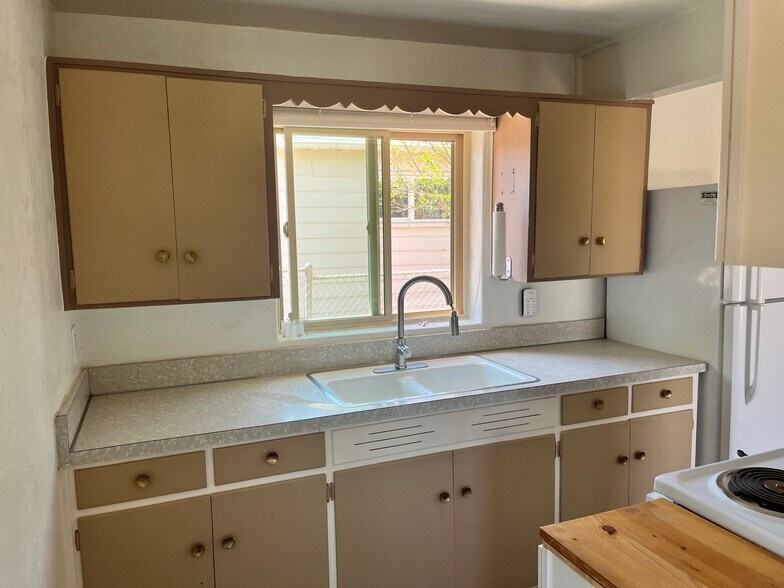 kitchen 2 - 2426 N Orchard Ave