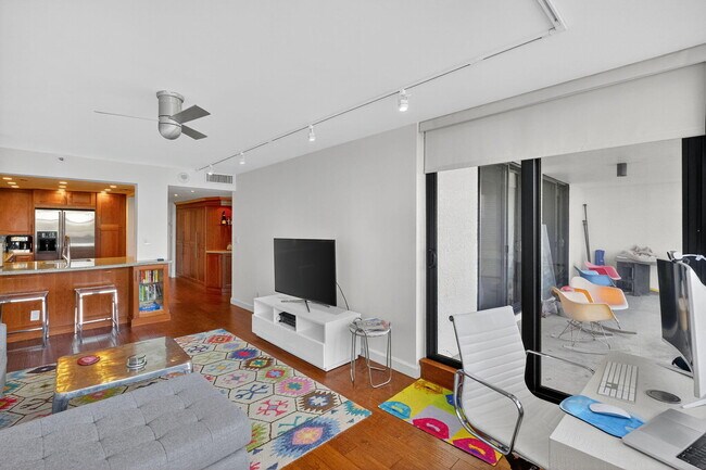 Building Photo - 2555 Collins Ave