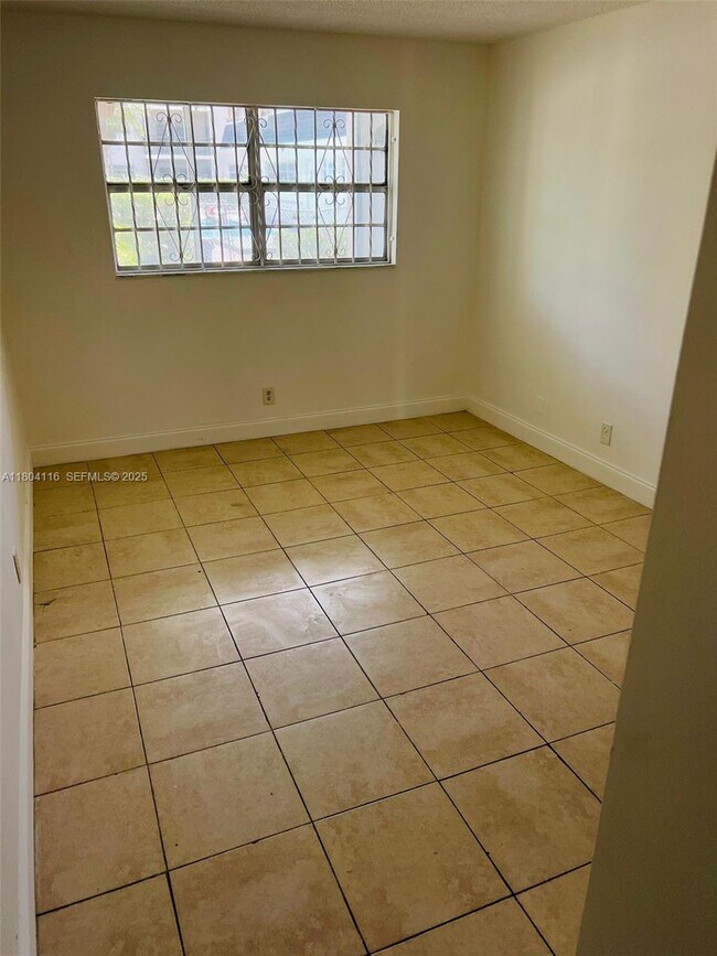 Building Photo - 220 SW 9th Ave