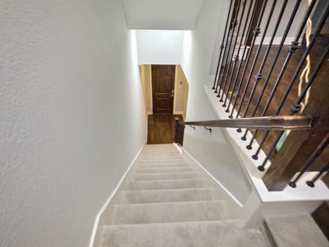 Building Photo - 557 Reale Dr