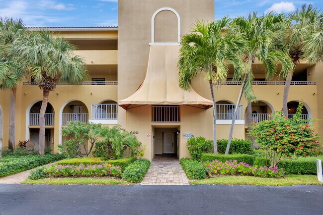 Building Photo - 600 Uno Lago Dr