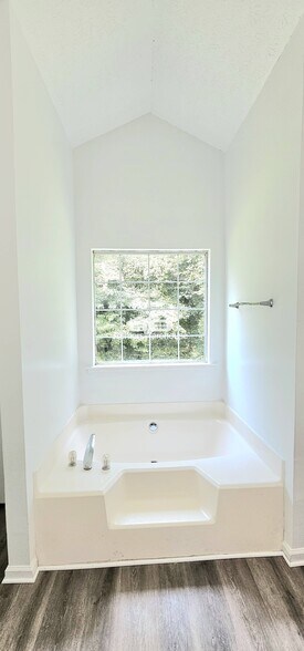 Building Photo - 5785 Creekside Dr