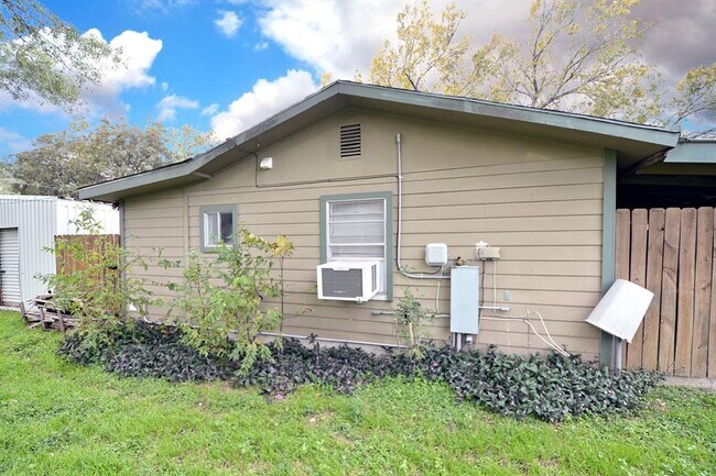 Building Photo - 517 E Martindale St