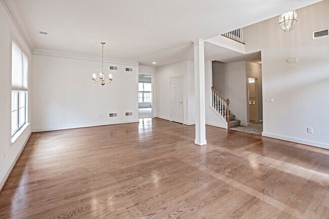 Building Photo - Beautiful 3 bedroom, 3 bath home in over 5...