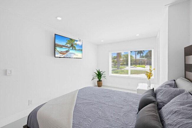 Building Photo - 865 NE 23rd Terrace